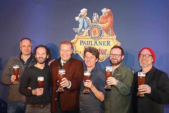 Andreas Steinfatt, Thomas Lienenlüke, Luise Kinseher, Richard Oehmann, Tobias Weber, Stefan Betz (v.l.) (©Foto: Paulaner)